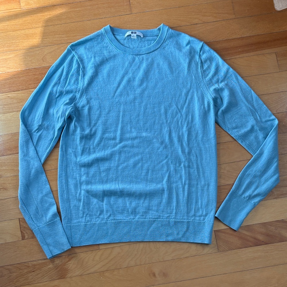Uniqlo women’s Light Blue Crewneck merino Sweater
